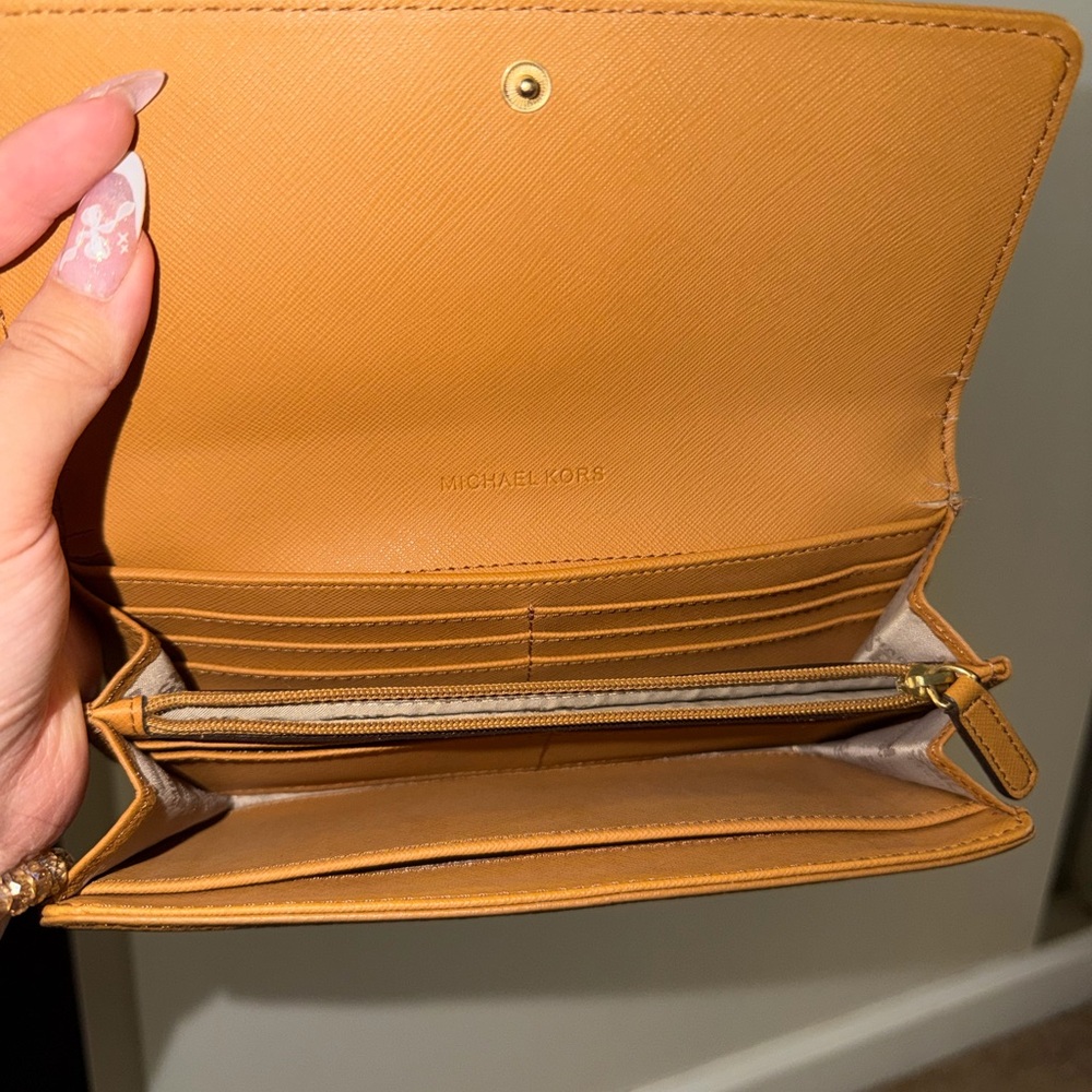 Michael Kors Gold Logo Tan Wallet - Picture 3 of 3